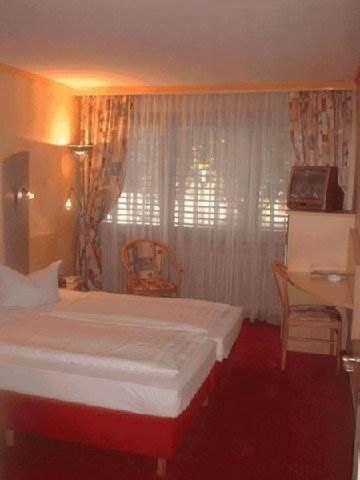 Luxor Hotel Франкфурт на Майн Екстериор снимка
